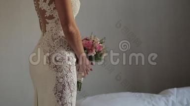 新娘美丽的花束在新娘手中，白色婚纱